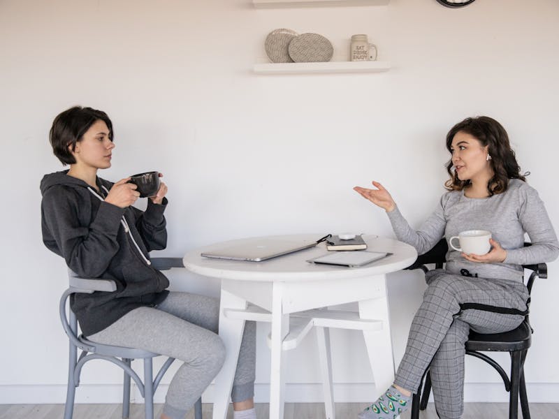 Twee vrouwen in een warm gesprek