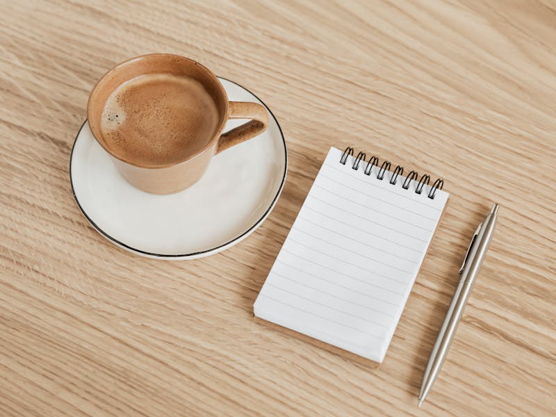 Notitieboek en koffie op tafel